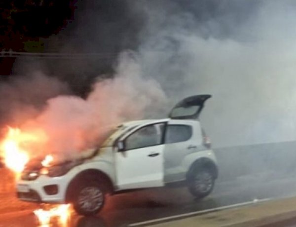 Veículo pega fogo na Rodovia Duca Serra e mobiliza Corpo de Bombeiros